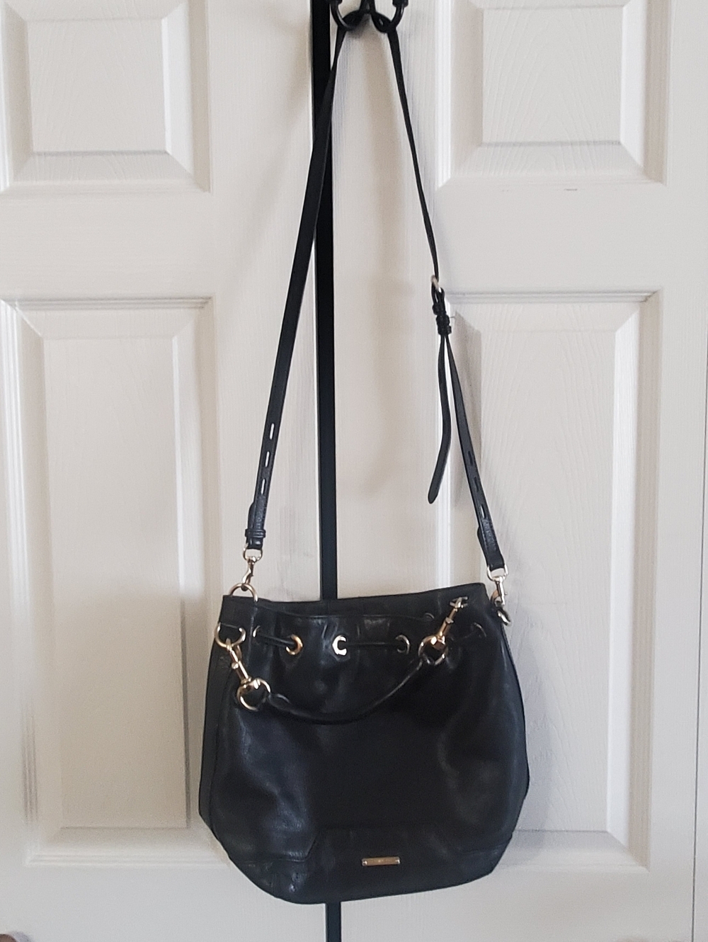 REBECCA MINKOFF BLACK LEATHER BUCKET BAG. TOP HANDLE CROSSBODY.